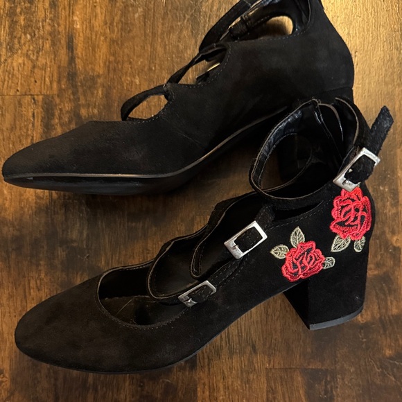Steve Madden Black Heels with Red Rose Embroidery - Picture 1 of 3